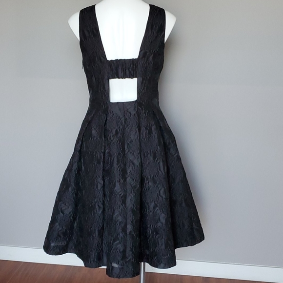 H&M Jacquard textured open back Fit and Flare - Picture 9 of 13